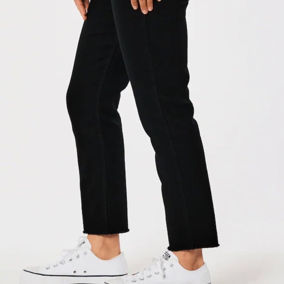 Hollister Ultra High-Rise Black Mom Jeans - Picture 3 of 5